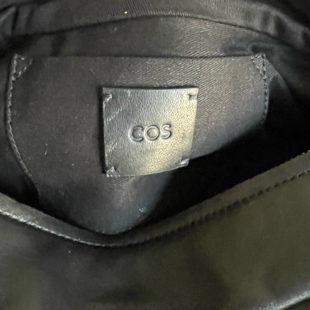 COS Minimal Black Leather Swing Crossbody Bag - Picture 6 of 7